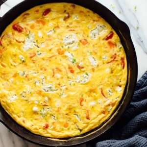 Frittata ai porri e scamorza affumicata con orzo al pomodoro e insalata mista